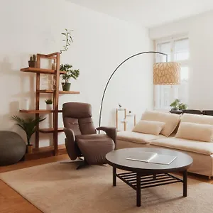 Stylish Designer At The Center Of Naschmarkt Apartment